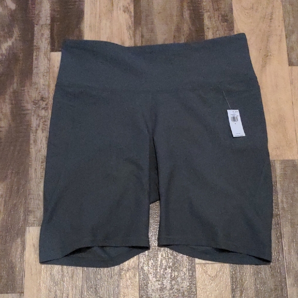 Old Navy Gray High-Rise PowerSoft Pocket Biker Shorts - 6-inch inseam Size XL - Picture 1 of 5